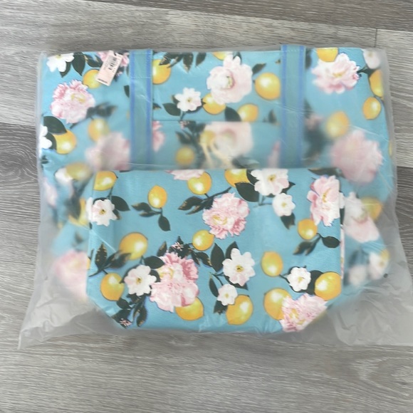 Victoria’s Secret Cooler Tote Bag with For Love and Lemons - Picture 4 of 5
